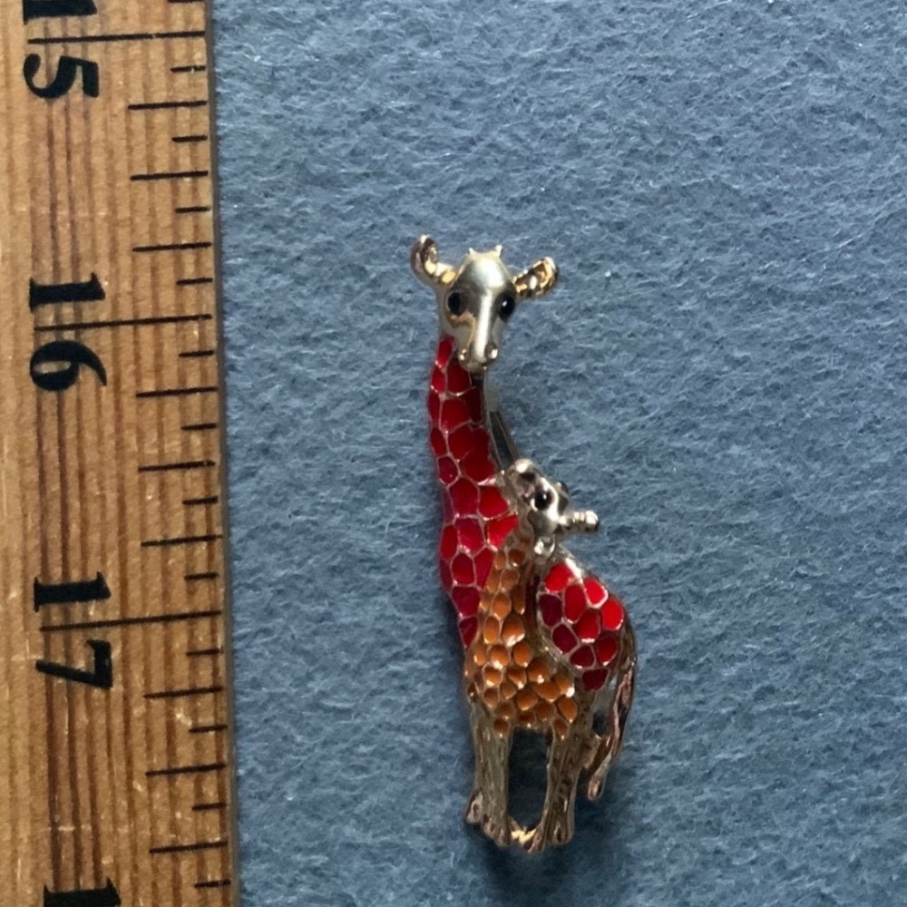 Vintage Giraffe Mother and Baby Enamel Brooch Gold Tone Red Orange Animal Pin - Picture 3 of 4